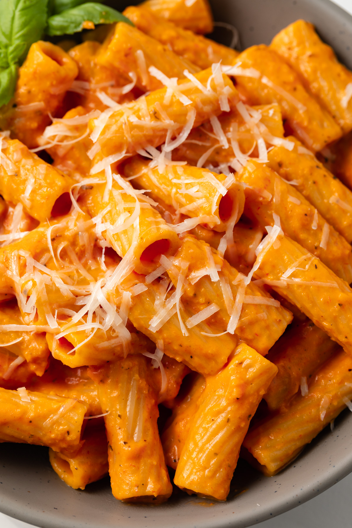 Close up of rigatoni in vodka sauce.