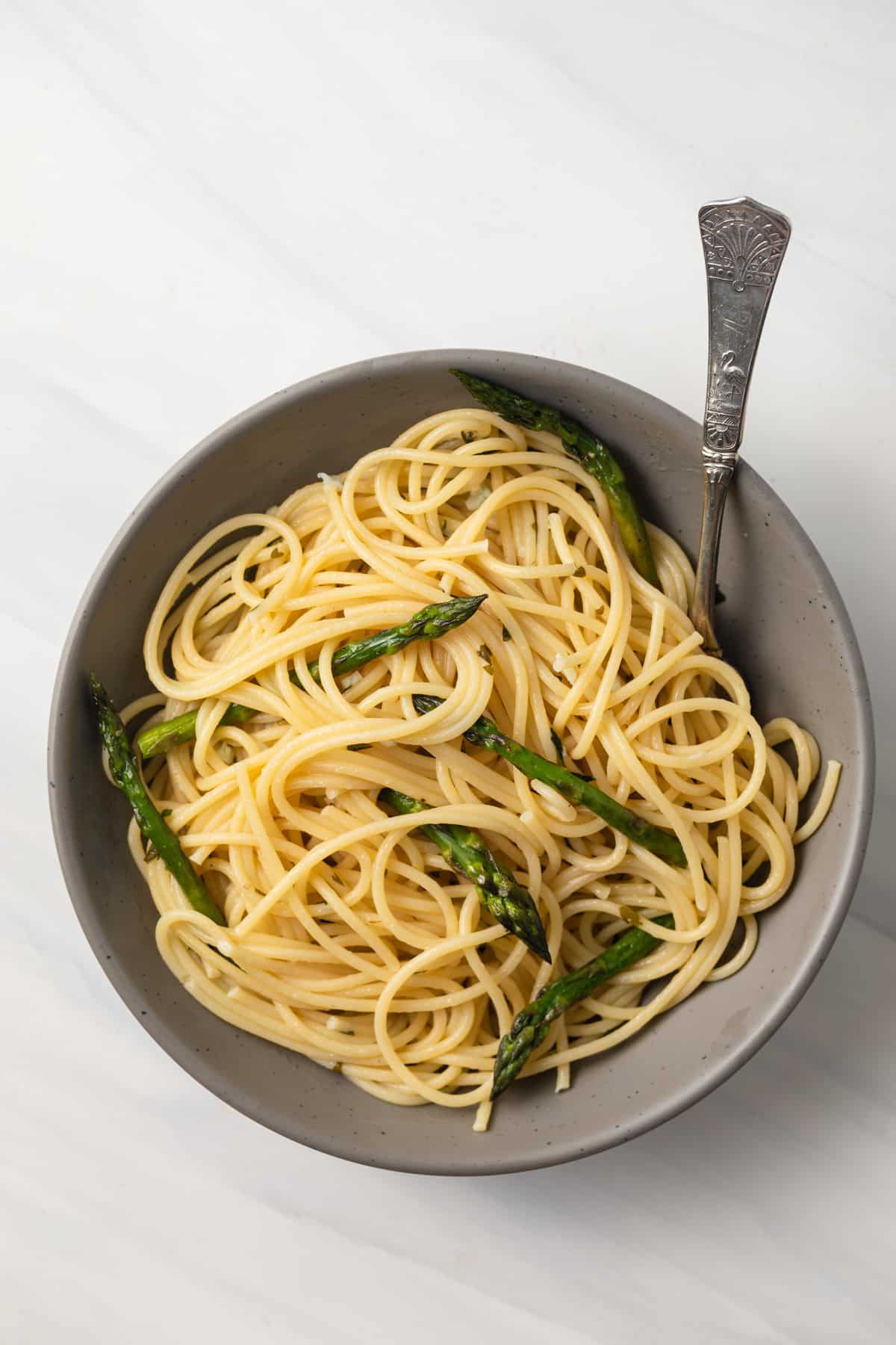 Spaghetti  with lemon butter sauce om a bowl.