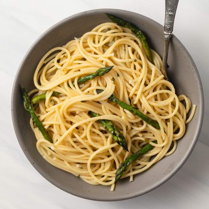 Spaghetti with lemon butter sauce om a bowl.