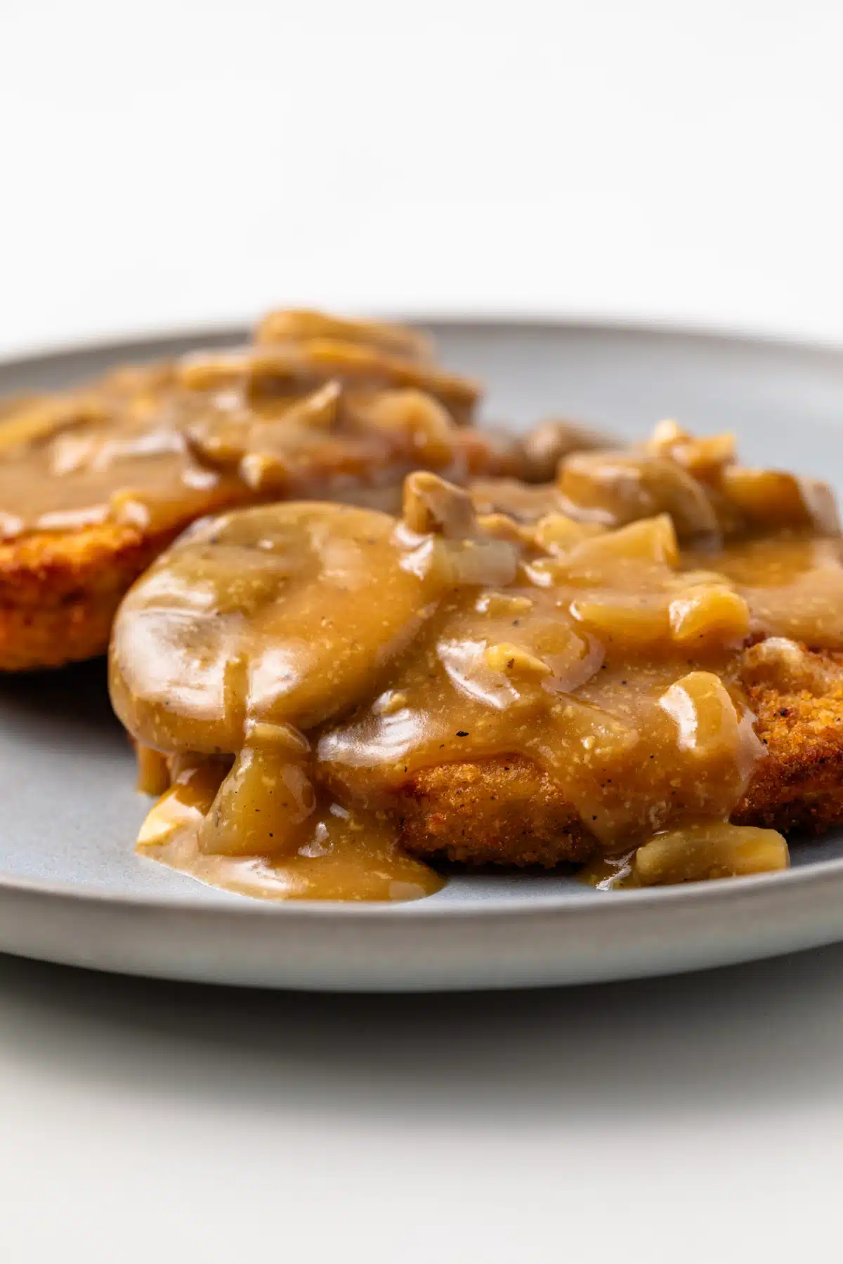 Side view of jaeger sauce over schnitzel.