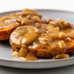 Side view of jaeger sauce over schnitzel.