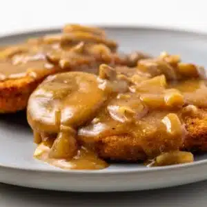 Side view of jaeger sauce over schnitzel.